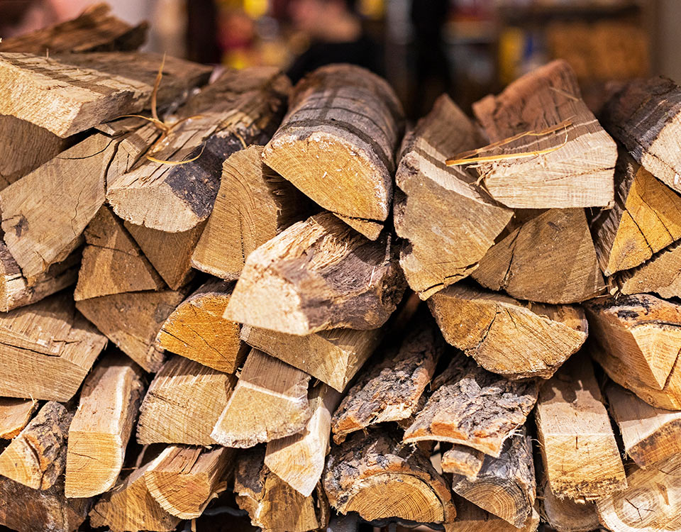 Drewno nasypowe a drewno układane – wyjaśniamy różnice